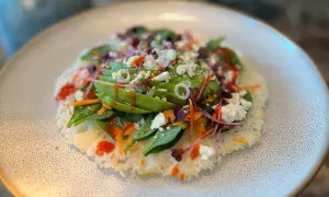 Reiswaffeln selber machen: Eine knusprige Basis mit Avocado, Spinat, Feta, Karotten und scharfer Sauce. Frisch und lecker!