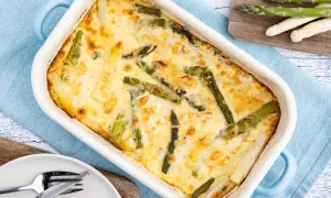 Ein goldbrauner, vegetarischer Spargelauflauf mit cremiger Sauce und überbackenem Käse, bereit zum Servieren.