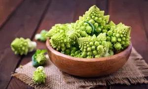 Frischer Romanesco in einer Holzschale, bereit für ein köstliches Romanesco-Rezept.