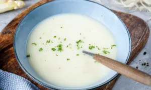 Cremige Spargelsuppe, ein köstliches Spargelcremesuppe Rezept aus Schalen, garniert mit Petersilie.