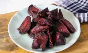 Gegarte rote Bete im Backofen, auf einem Teller angerichtet. Die Stücke sind saftig und haben eine intensive Farbe.