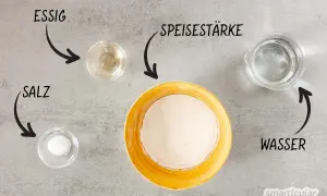 Zutaten für selbstgemachten Kleber: Speisestärke, Wasser, Essig und Salz.