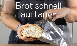 Eine Person hält ein Stück Brot und eine Gefriertüte, um das Brot aufzutauen.