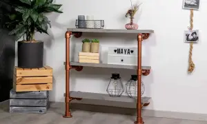 DIY-Regal aus Kupferrohren und Holzbrettern mit Deko.