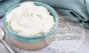 Cremige saure Sahne in einer Schüssel, eine gute Alternative, wenn man Schmand ersetzen möchte.