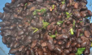 Ein köstliches schwarze bohnen rezept mexikanisch, dampfend und mit frischen Kräutern verfeinert. Perfekt für Burritos oder als Beilage.