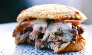 Saftiges, pulled pork vegetarisch im Brötchen, überbacken mit Käse und Kräutern. Ein Genuss für alle Sinne!