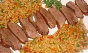 Gegrillte Entenbrust mit einem gesunden Graupen-Gemüse-Salat. Die Graupen sind mit Karotten, Paprika und Kräutern verfeinert.