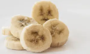 Gefrorene Bananenscheiben, bereit für Smoothies. Bananen einfrieren wie lange? Bis zu 6 Monate haltbar.