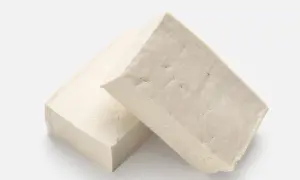 Zwei Blöcke hellbeiger Tofus liegen nebeneinander. Ist Tofu gesund? Ja, eine tolle pflanzliche Proteinquelle!