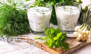 Erfrischender Ayran mit Dill und Petersilie, perfekt für ein einfaches Ayran Rezept. Dazu frische Frühlingszwiebeln.