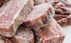 Gefrierbrand essen: Rohes Fleisch, bedeckt mit Eiskristallen, zeigt die Spuren von zu langer Lagerung im Gefrierschrank.