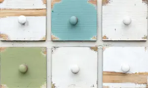 Sechs Schubladenfronten in Pastelltönen mit abgeplatzter Farbe und Holzkörnern. Perfekt, um zu zeigen, wie man kreidefarbe selbst herstellen kann.