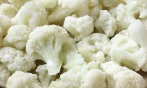 Gefrorene Blumenkohlröschen, bereit für die Lagerung. Blumenkohl einfrieren ist eine tolle Methode, um das Gemüse länger haltbar zu machen.