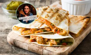 Gefüllte Quesadillas auf Holzbrett, dazu Salsa und Jalapeños. Perfekt für eine gesunde Brotzeit mit Vivi's Kochtipps.