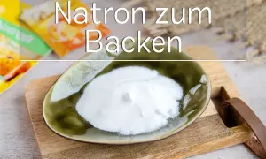 Eine Schale mit Natron als Backpulver, bereit für leckere Backkreationen.