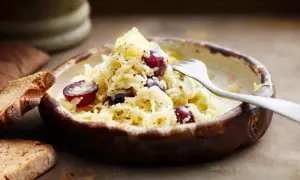 Schüssel mit Sauerkraut, Trauben und Brot. Vielleicht ist das Sauerkraut zu sauer für manche.