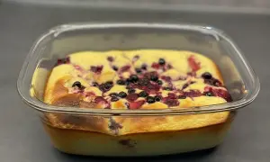 Frisch gebackener Auflauf mit Aronia und Beeren, ein köstliches Beispiel für Aronia Rezepte.