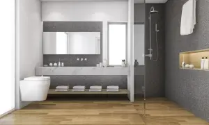 Modernes bad ohne fliesen mit Holzboden, freistehender Toilette und Dusche.