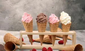 Vier leckere Softeis-Sorten in Waffeln: Erdbeer, Schoko und Vanille. Perfekt zum Softeis selber machen!