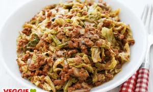 Herzhafte wirsingpfanne vegetarisch mit Pilzen und Hack-Alternative, serviert in einer weißen Schüssel.