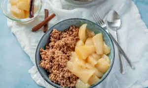 Herzhaftes Buchweizen Porridge mit gedünsteten Apfelstücken und Zimtstangen. Ein köstliches Frühstück.