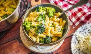 Herzhafte Fusilli mit cremigem Brokkoli und Parmesan. Eine köstliche Brokkoli Bolognese für jeden Tag.