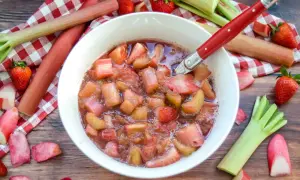 Frisches Rhabarberkompott mit Erdbeeren, das zeigt, wie lange man Rhabarberkompott kochen muss, bis es die perfekte Konsistenz hat.