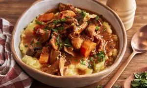 Herzhaftes pilzgulasch vegetarisch auf cremigem Kartoffelpüree, garniert mit frischer Petersilie. Ein Genuss für alle Sinne.