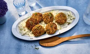 Knusprige buchweizen frikadellen auf cremigem Püree, garniert mit frischen Kräutern. Ein köstliches Gericht, das Lust auf mehr macht.