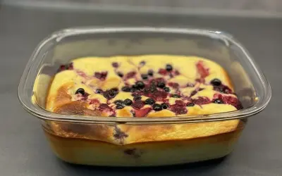 Frisch gebackener Auflauf mit Aronia und Beeren, ein köstliches Beispiel für Aronia Rezepte.