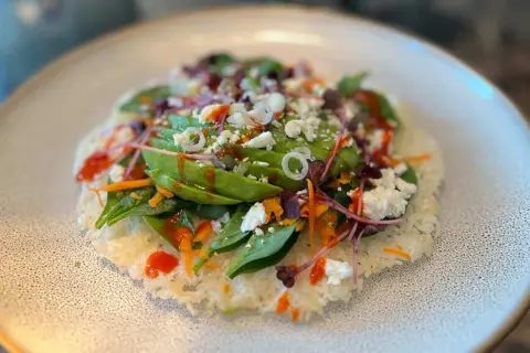 Reiswaffeln selber machen: Eine knusprige Basis mit Avocado, Spinat, Feta, Karotten und scharfer Sauce. Frisch und lecker!