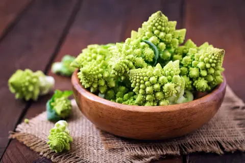 Frischer Romanesco in einer Holzschale, bereit für ein köstliches Romanesco-Rezept.