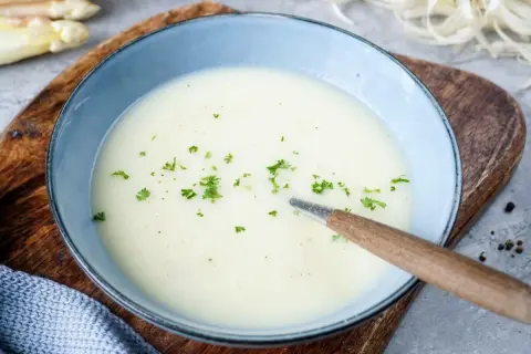 Cremige Spargelsuppe, ein köstliches Spargelcremesuppe Rezept aus Schalen, garniert mit Petersilie.
