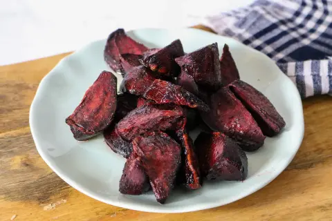Gegarte rote Bete im Backofen, auf einem Teller angerichtet. Die Stücke sind saftig und haben eine intensive Farbe.