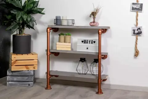 DIY-Regal aus Kupferrohren und Holzbrettern mit Deko.