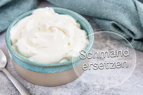 Cremige saure Sahne in einer Schüssel, eine gute Alternative, wenn man Schmand ersetzen möchte.