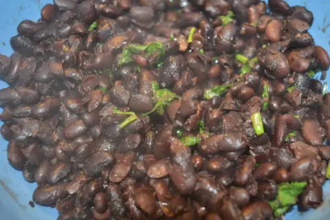 Ein köstliches schwarze bohnen rezept mexikanisch, dampfend und mit frischen Kräutern verfeinert. Perfekt für Burritos oder als Beilage.
