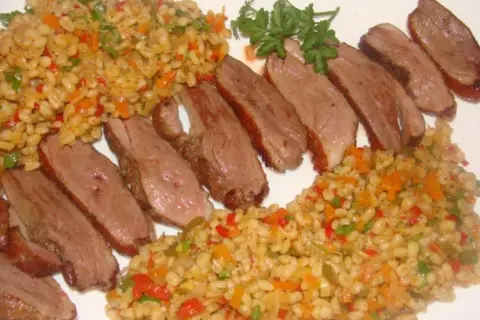 Gegrillte Entenbrust mit einem gesunden Graupen-Gemüse-Salat. Die Graupen sind mit Karotten, Paprika und Kräutern verfeinert.