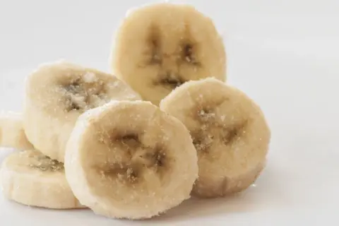 Gefrorene Bananenscheiben, bereit für Smoothies. Bananen einfrieren wie lange? Bis zu 6 Monate haltbar.