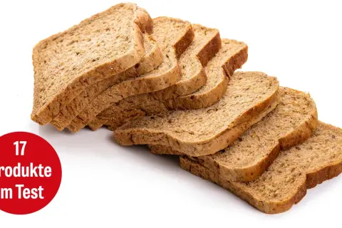Scheiben von Vollkorntoast, die zeigen, ob Vollkorntoast gesund ist. Ein roter Kreis mit "17 Produkte im Test" ist sichtbar.