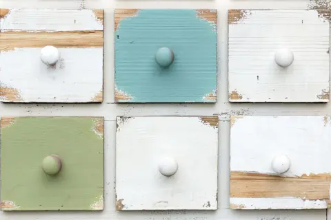 Sechs Schubladenfronten in Pastelltönen mit abgeplatzter Farbe und Holzkörnern. Perfekt, um zu zeigen, wie man kreidefarbe selbst herstellen kann.