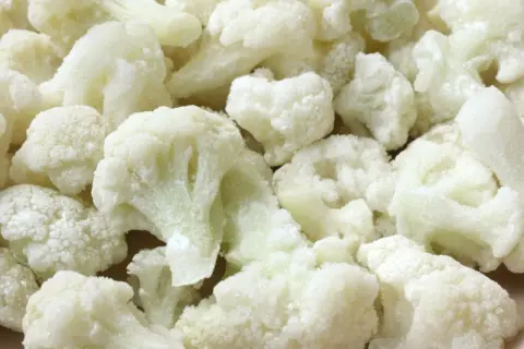 Gefrorene Blumenkohlröschen, bereit für die Lagerung. Blumenkohl einfrieren ist eine tolle Methode, um das Gemüse länger haltbar zu machen.