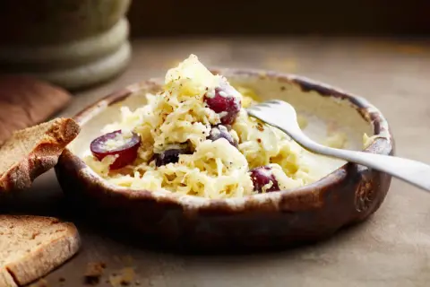Schüssel mit Sauerkraut, Trauben und Brot. Vielleicht ist das Sauerkraut zu sauer für manche.