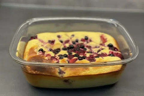 Frisch gebackener Auflauf mit Aronia und Beeren, ein köstliches Beispiel für Aronia Rezepte.