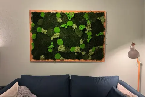 Ein **Moosbild selber machen** ist eine tolle Idee! Dieses Bild zeigt ein rechteckiges Moosbild mit verschiedenen Grüntönen und Texturen, gerahmt in Holz.