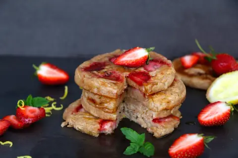 Leckere Pfannkuchen-Türmchen mit frischen Erdbeeren und Minze. Perfekt für gesunde clean eating rezepte.