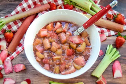 Frisches Rhabarberkompott mit Erdbeeren, das zeigt, wie lange man Rhabarberkompott kochen muss, bis es die perfekte Konsistenz hat.