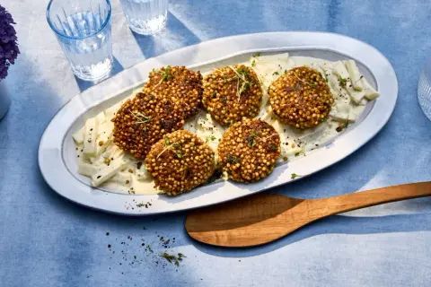 Knusprige buchweizen frikadellen auf cremigem Püree, garniert mit frischen Kräutern. Ein köstliches Gericht, das Lust auf mehr macht.