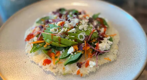Reiswaffeln selber machen: Eine knusprige Basis mit Avocado, Spinat, Feta, Karotten und scharfer Sauce. Frisch und lecker!